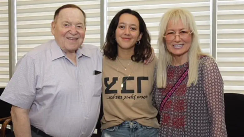 שירה לוקץ' עם סבה וסבתה