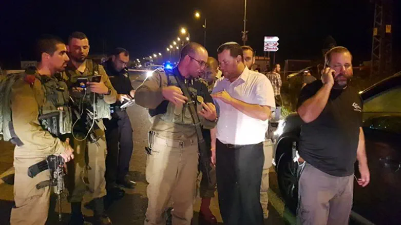 Yossi Dagan and IDF soldiers at the scene of the attack