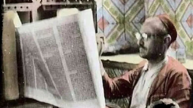 הרב בעת בדיקת ספר תורה