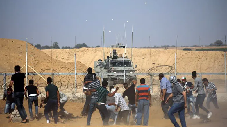Rioters at the security fence
