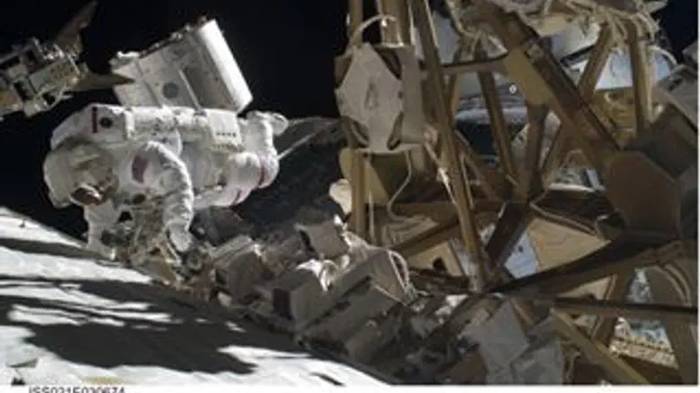 אסטרונאוט בהליכת חלל. אילוסטרציה