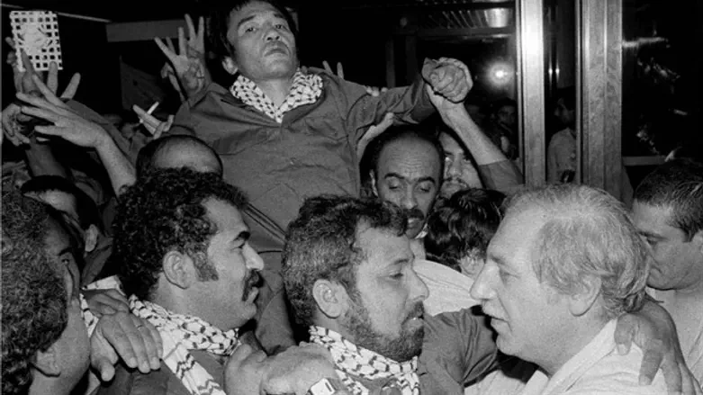 Джибриль (справа) приветствует Окамото. Триполи, 1985 год