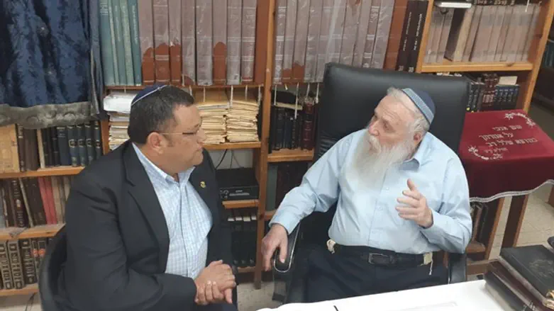הרב דרוקמן עם משה ליאון. ארכיון