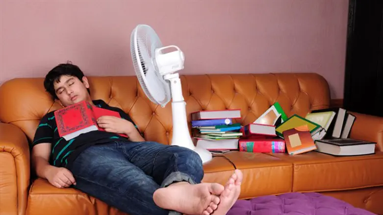 שינה עם מאוורר- צורך חיוני בקיץ