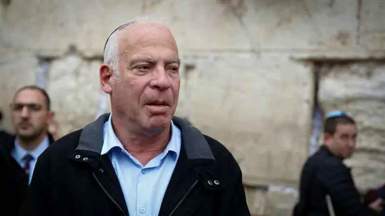 השר אריאל בכותל. ארכיון