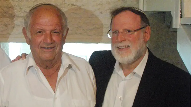 דב וידר משמאל