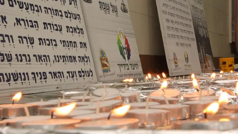 Candle lighting at Yad L'Achim