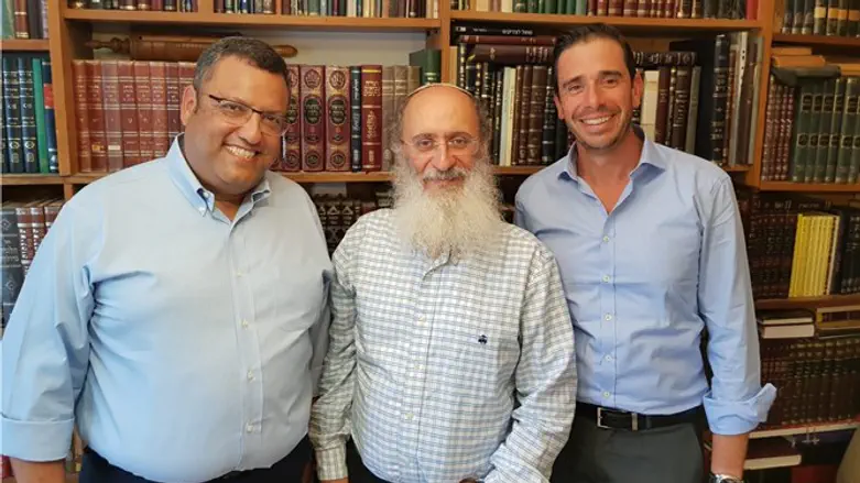 מימין: בורשטיין, הרב שרקי ומשה ליאון