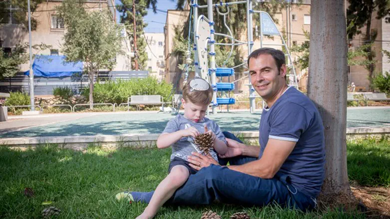 "ברור שלקחתי דברים מהבית, אבל אנחנו לא הדמויות מהספר". מיקי שיינפלד