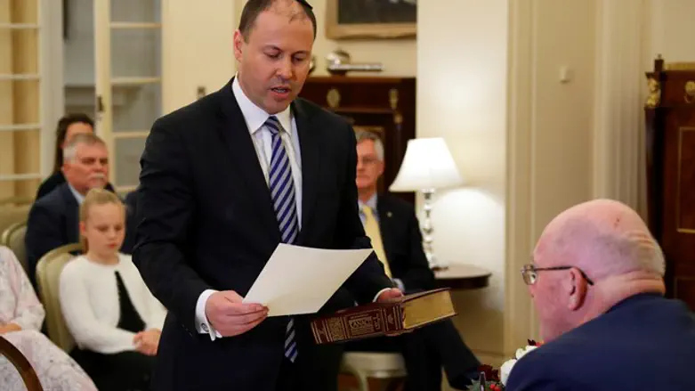 פריידנברג נשבע על ספר התנ"ך כשכיפה לראשו