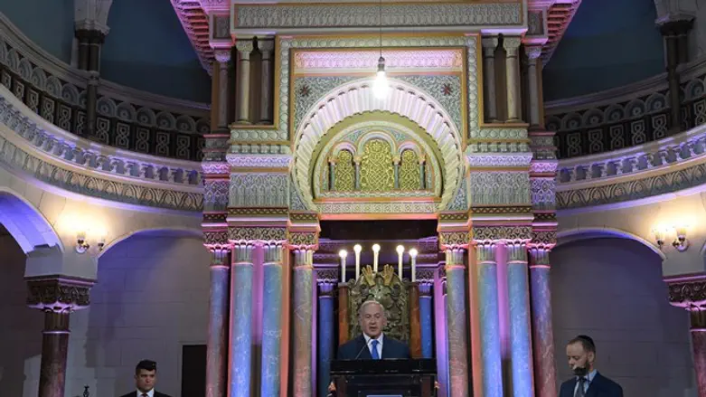 Бинбьямин Нетаньяху в синагоге в Вильно