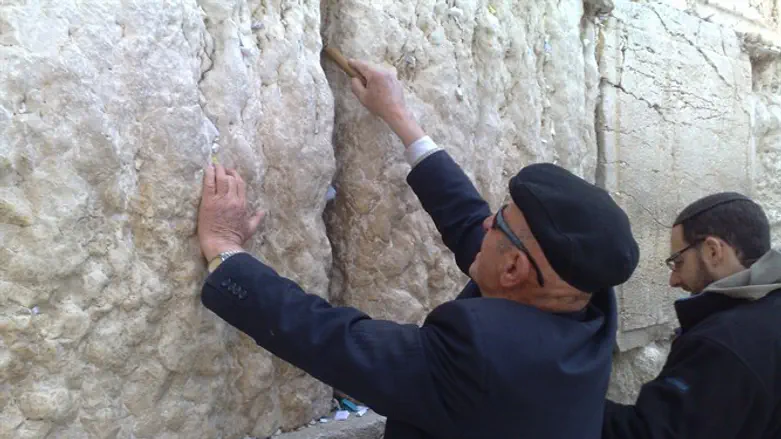 removing notes from Western Wall