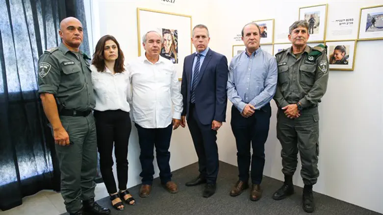 משפחת מלכא עם השר ארדן ומפקד מג"ב