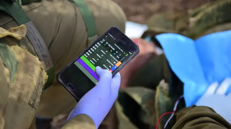 Учения солдат, осваивающих новое медицинское оборуждование