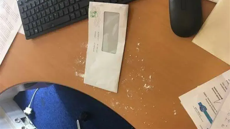 המעטפה עם האבקה הלבנה