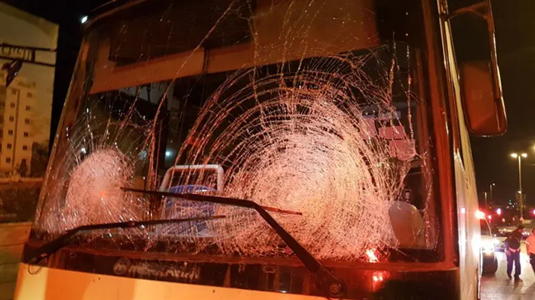 Автобус,пострадавший в результате "каменной атаки". Иллюстрация