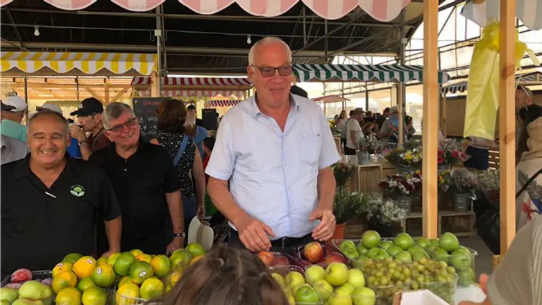 השר אריאל בשוק האיכרים