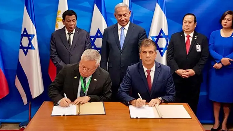 כהן עם מקבילו הפיליפיני