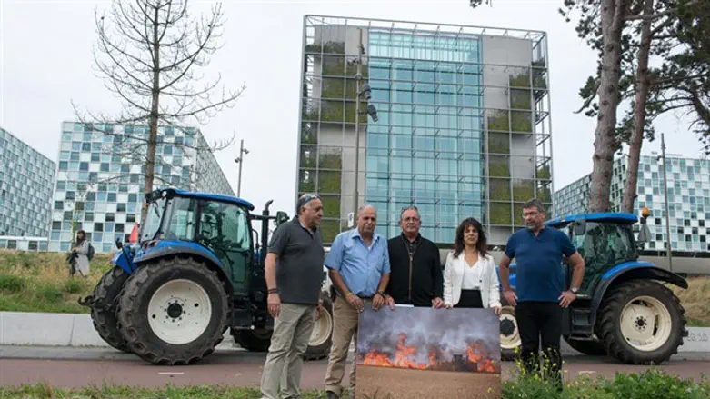 החלקאים מחוץ לבית הדין בהאג