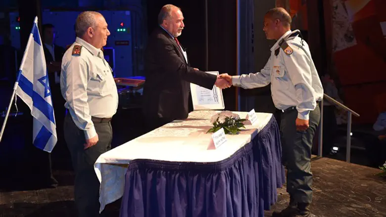 הענקת תעודה לרנ"ג אורן דוד, מנהל עבודת הנדסה בעוצבת אדום