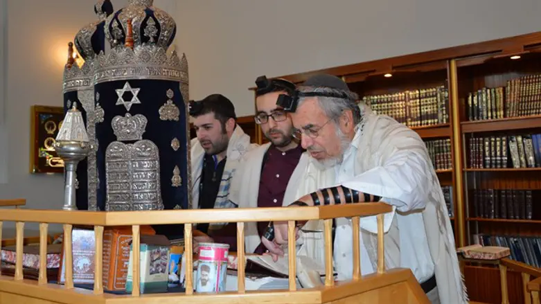 גבריאל גרקו (משמאל) עולה לתורה 