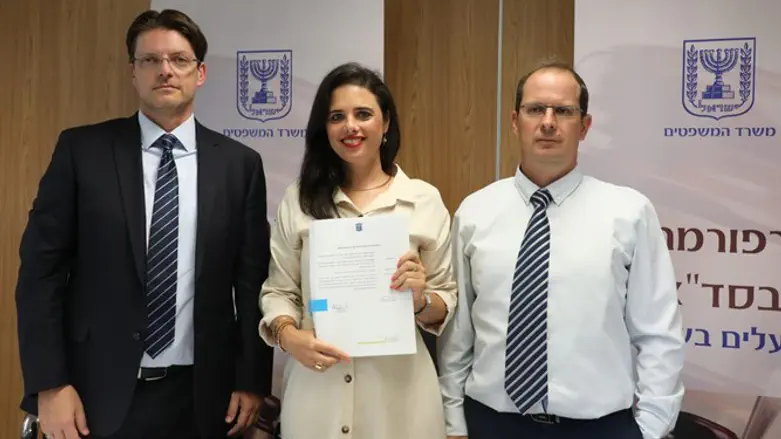 מימין: רז נזרי, איילת שקד ויגאל מרזל