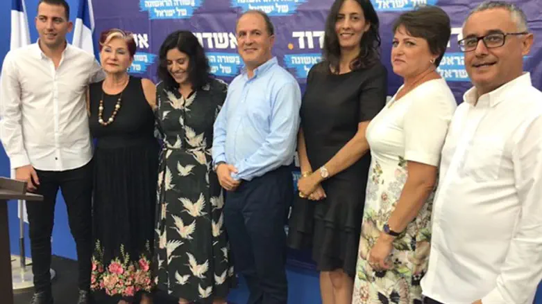 לסרי עם חברי רשימתו