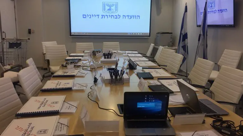 חדר הישיבות לקראת ישיבת הוועדה