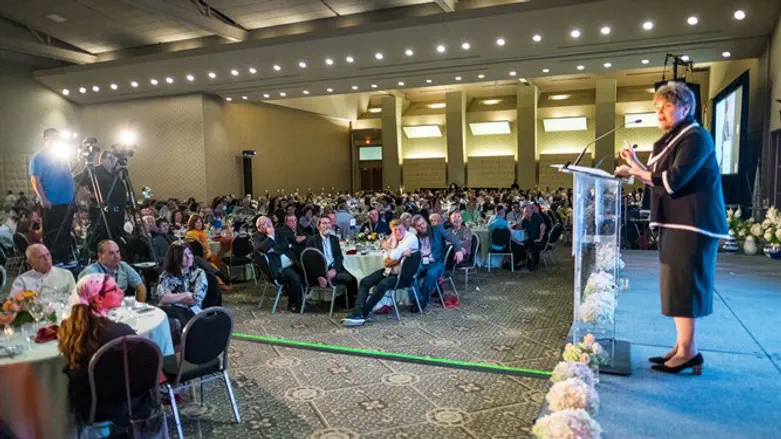 Mrs. Rivkah Slonim addressing the National Jewish Retreat