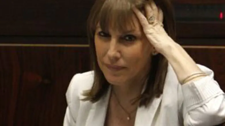 לא משעשע. לבנת