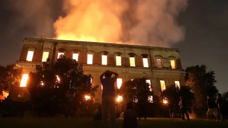המוזיאון עולה באש
