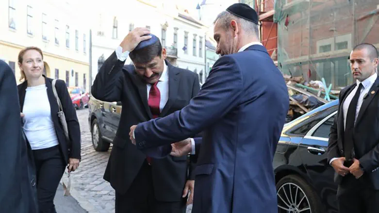 הנשיא חובש כיפה