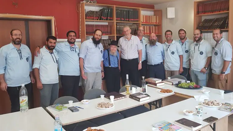 הרב שטיינזלץ עם הנהגת בני עקיבא