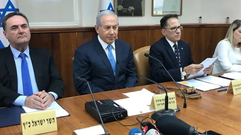 Netanyahu at cabinet meeting