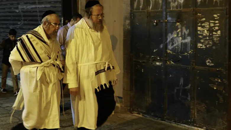 Walking on the narrow bridge between the High Holy Days