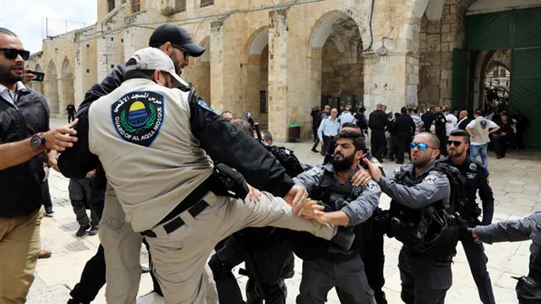 Israeli policemen scuffle with Waqf security guard