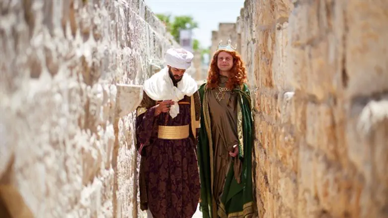 טרק תיאטרלי בטיילת החומות 