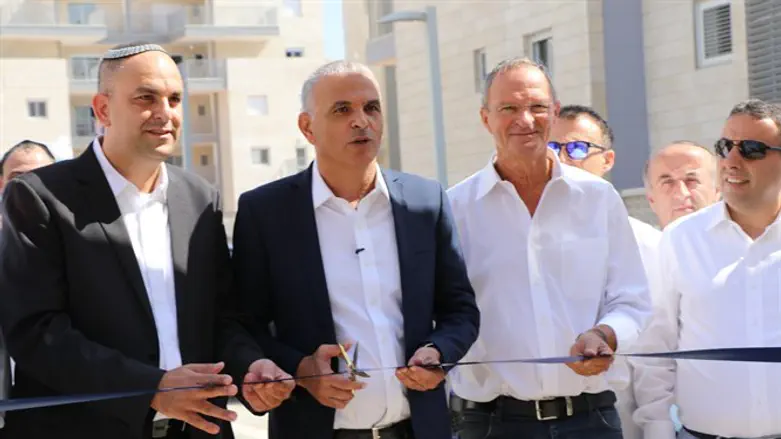 כחלון גוזר את הסרט בלוד