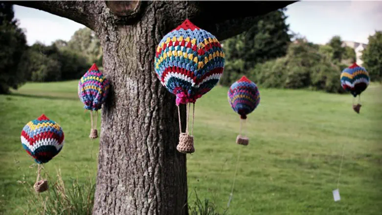 סריגת רחוב- אמנות גרפיטי ללא פגיעה בסביבה