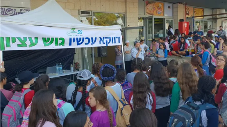 ראש מועצת גוש עציון שלמה נאמן בזירת הפיגוע