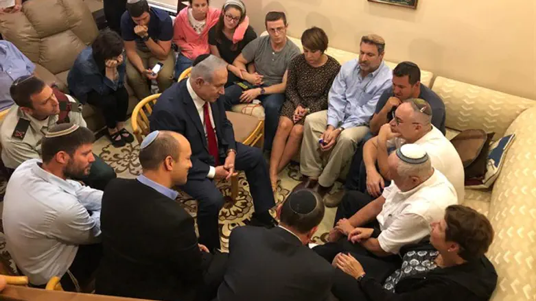 Netanyahu and Bennett visit Fuld family