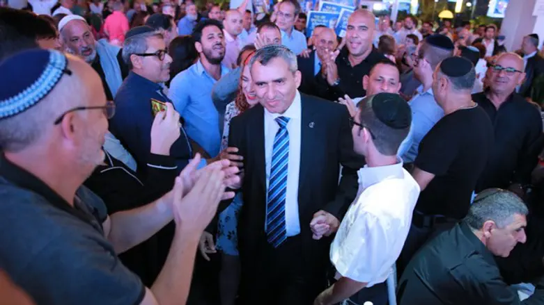 Зеэв Элькин в окружении своих сторонников