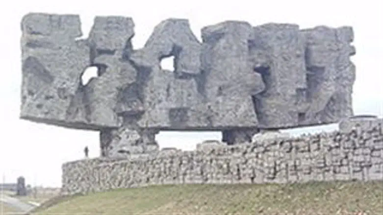 האנדרטה בכניסה למחנה