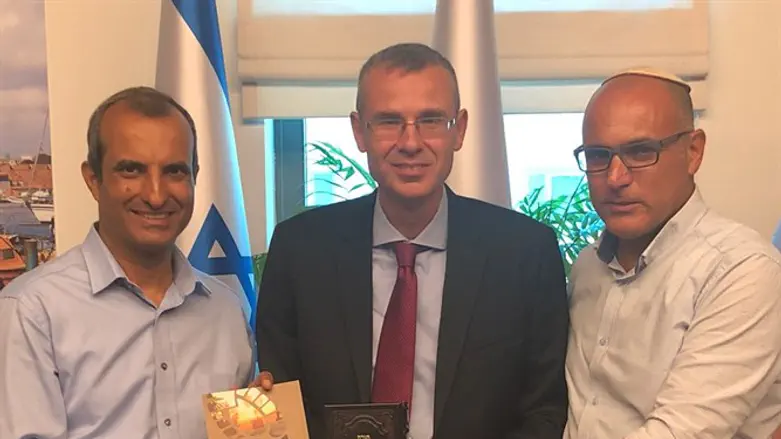 דורני ודילמוני עם השר לוין