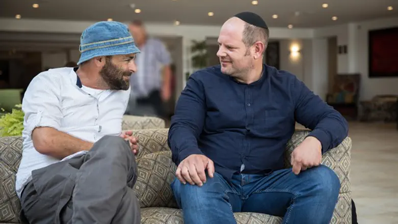 מסע טבעי מהבית אל החזרה בתשובה. שחר אריאל (משמאל) ודוד עמיחי