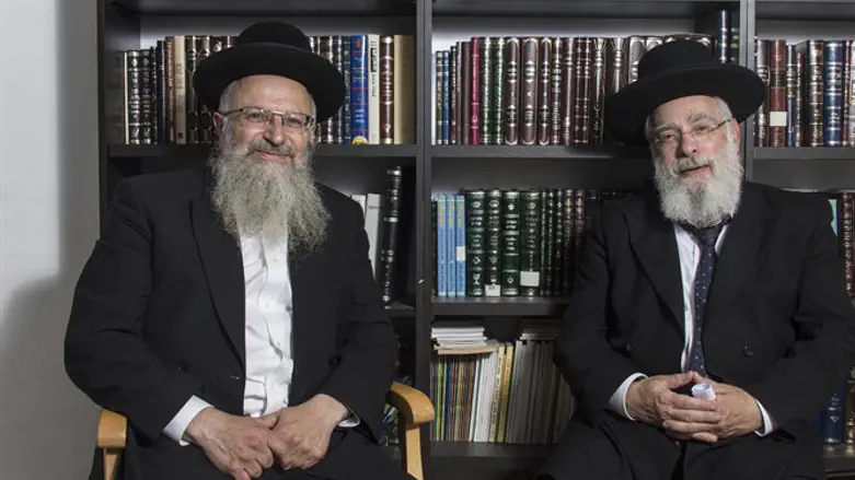 בין האבות שררו יחסי חיבה וכבוד הדדיים. הרב שמואל אליהו והרב יעקב שפירא