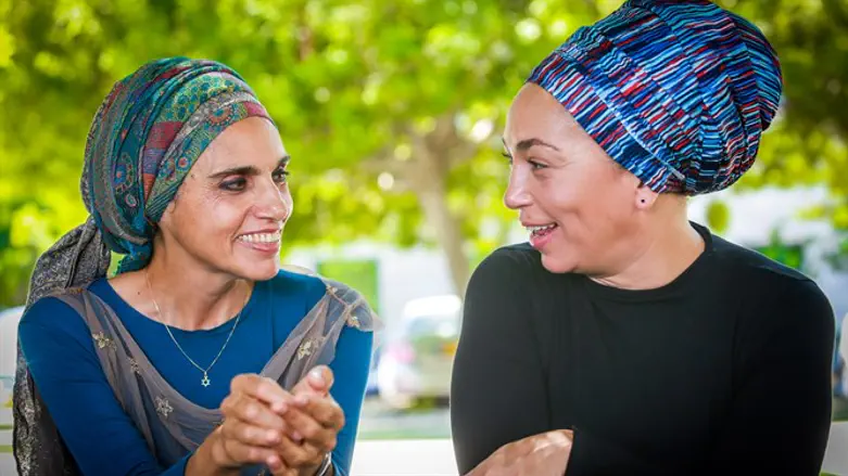 "יש סיכוי שלא הייתי חיה אם הייתי נשארת על הקצה ההוא". נועה ירון-דיין ואתי אנקרי