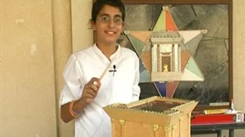 אלרואי ז"ל עם דגם בית המקדש שנבנה על ידו