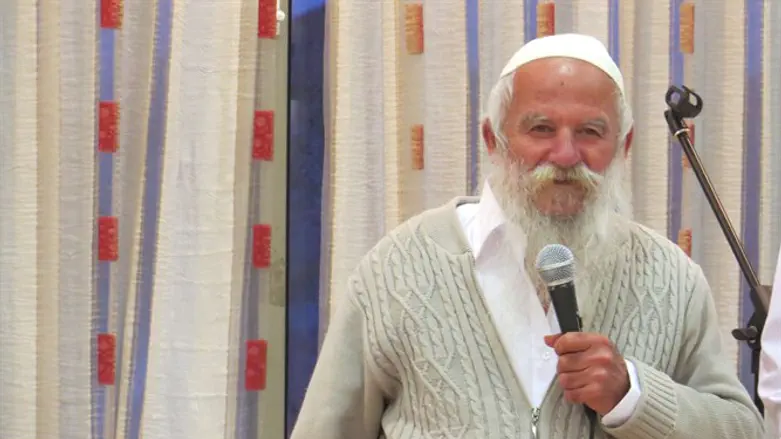 לסיורים הצבאיים היה יוצא כשהוא עטור בתפילין. חכם ישועה בן שושן זצ"ל