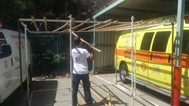 בניית סוכה בתחנת מד"א בנתניה